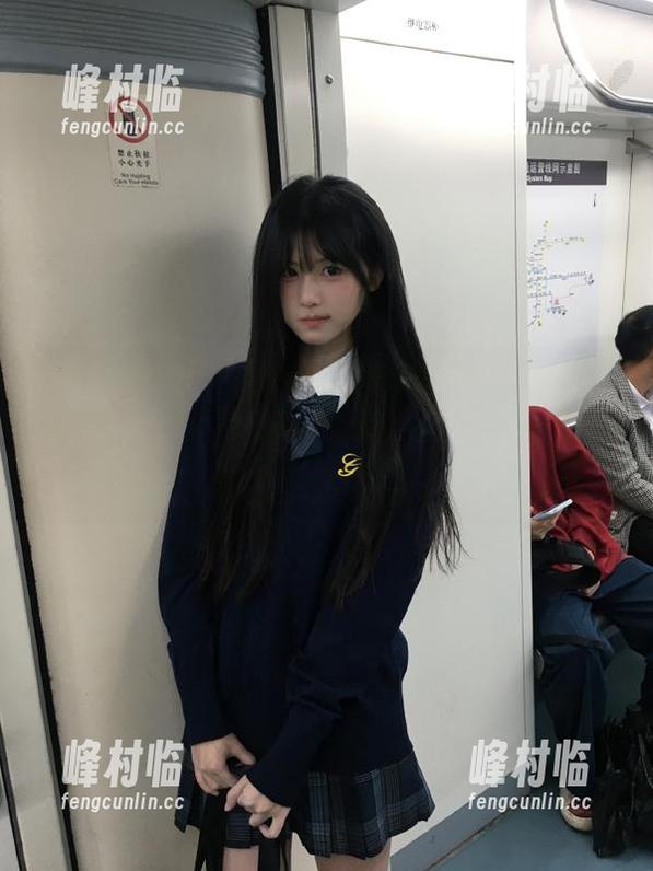 工作太忙没时间追热点？别担心，下载“吃瓜群众网cgfun”，你的瓜场随手可得！