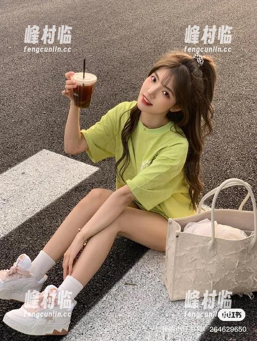 黑料不打烊app里，麻豆的风格换得真快，仿佛今天像个清纯萝莉，明天就成了小妖精。